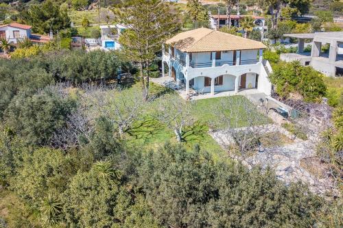 an aerial view of a house with a yard at Light-filled home with Garden near Beach in Anavissos