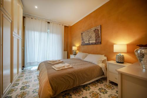 ナポリにあるCasa Ciuciu Napoliのベッドルーム1室(ベッド1台、タオル2枚付)