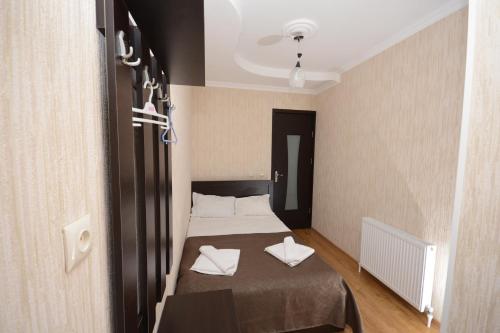 1 dormitorio con 1 cama con 2 almohadas blancas en Olimpo Guest House, en Akhaltsikhe