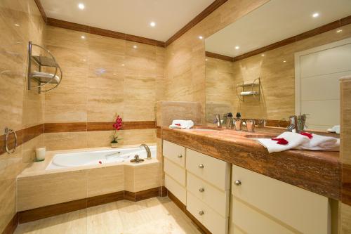 Koupelna v ubytování Appt 401-3-Bed-Heaven Beach-Paseo-All year heated pool-Free Bikes