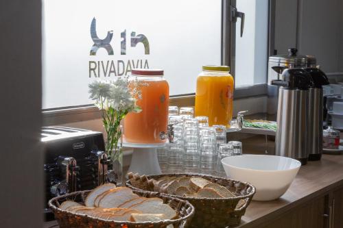 a counter with bread and glasses of orange juice at Apart Hotel Rivadavia 815 in Neuquén