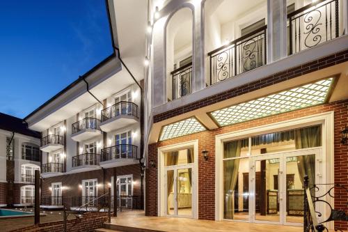 ゲレンジークにあるDacha Resort Hotelの窓とバルコニー付きの建物の外の景色を望めます。