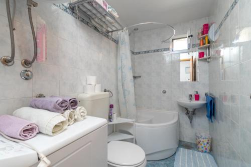 y baño con aseo blanco y lavamanos. en Stone house Ernest en Trogir
