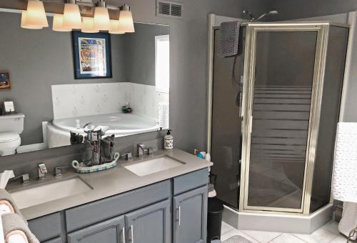ナイアガラ・オン・ザ・レイクにあるButler Creek Houseの洗面台2つとシャワー付きのバスルーム