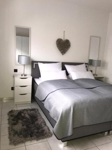 Ένα ή περισσότερα κρεβάτια σε δωμάτιο στο xxl Apartment Sinsheim