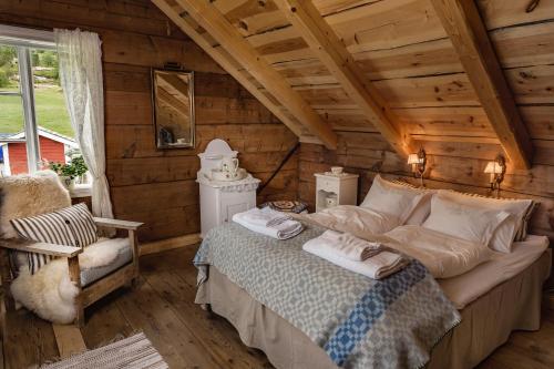 um quarto com uma cama num chalé de madeira em Flatheim em Viksdalen