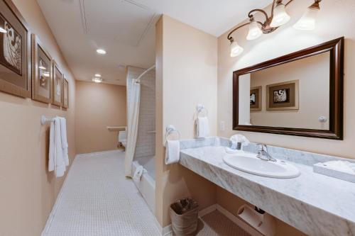 Kylpyhuone majoituspaikassa Gaslamp Plaza Suites