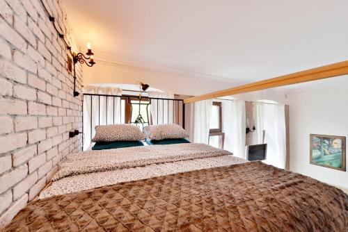 Ein Bett oder Betten in einem Zimmer der Unterkunft ARGENTIS KIEŁBAŚNICZA RETRO LOFT