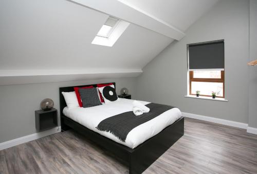 um quarto com uma cama grande e uma janela em University Road Apartments em Belfast