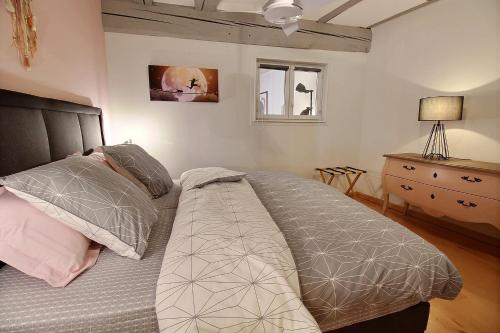 - une chambre avec un lit, une commode et une fenêtre dans l'établissement LE PTIT BARTHO, à Colmar