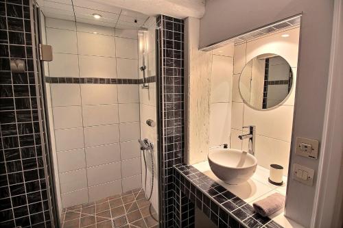 La salle de bains est pourvue d'un lavabo, de toilettes et d'un miroir. dans l'établissement LE PTIT BARTHO, à Colmar