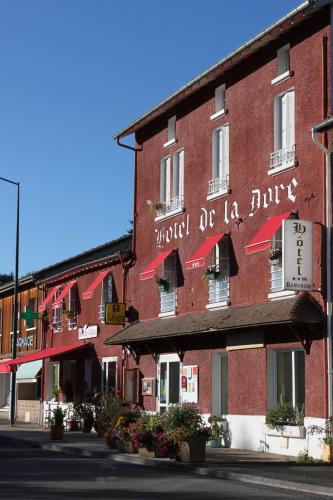 a red brick building with a hotel of la junta at Logis Hôtel Restaurant de la Dore in Vertolaye
