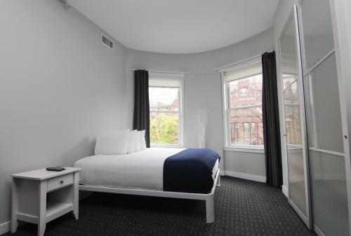 um quarto com uma cama e uma janela em Stylish Newbury Street Studio, #4 em Boston