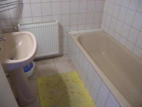 ein Badezimmer mit einem Waschbecken, einer Badewanne und einem WC in der Unterkunft Apartment Balatonszentgyorgy 3 in Balatonszentgyörgy