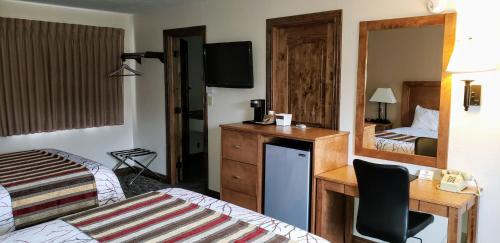 Postel nebo postele na pokoji v ubytování Stagecoach Inn & Suites