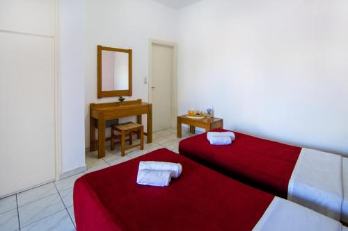 Postel nebo postele na pokoji v ubytování Aphrodite Studios & Apartment