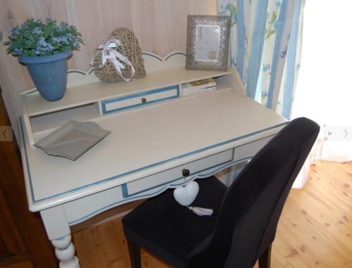 a desk with a chair in front of a desk at La Charlisa in Pra-Loup