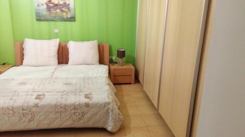 Giường trong phòng chung tại Luxury Apartment in Ano Glyfada