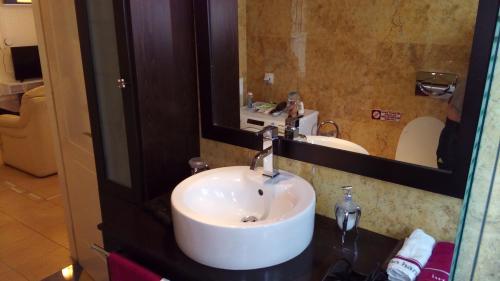 Phòng tắm tại Luxury Apartment in Ano Glyfada