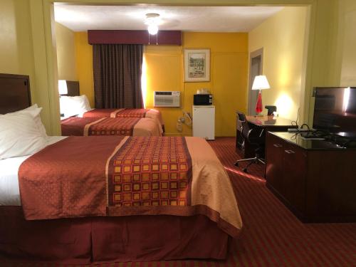 Una cama o camas en una habitación de Ellijay Inn - Downtown Ellijay