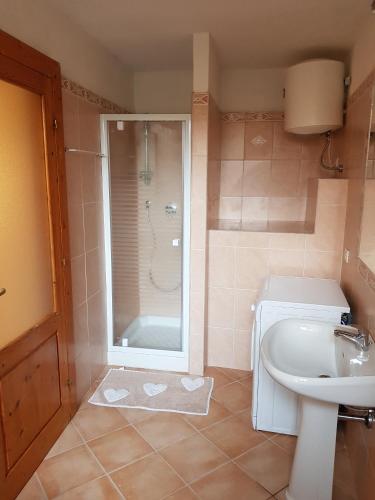 a bathroom with a shower and a sink at stupenda casetta in centro storico in La Maddalena