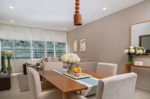 a dining room with a table and chairs at Botticelli Tower By The Local Way in Mexico City