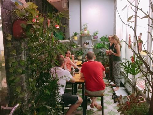 un grupo de personas sentadas en una mesa en un restaurante en Cat Ba Central Homestay en Cat Ba