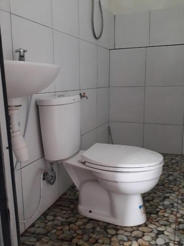 a bathroom with a toilet and a sink at Rinjani Houseboon in Senaru