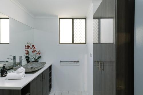 Gallery image of CitySide Apartment - 2 Bedroom with Private Courtyard in Darwin