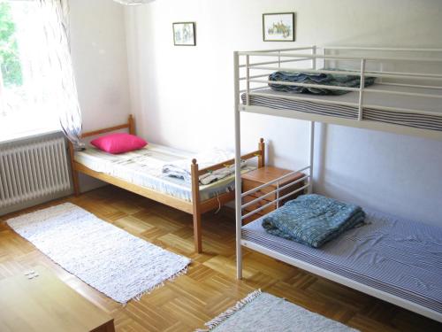 Pokój z 2 łóżkami piętrowymi i oknem w obiekcie Stenslid Bottna By St Anna w mieście Söderköping