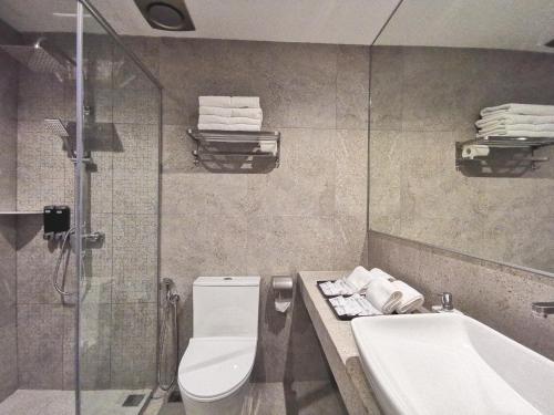 Bilik mandi di Frame Hotel