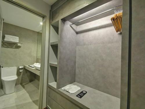 Un baño de Frame Hotel