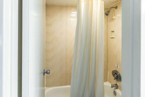 Bilik mandi di Econo Lodge Zanesville Downtown