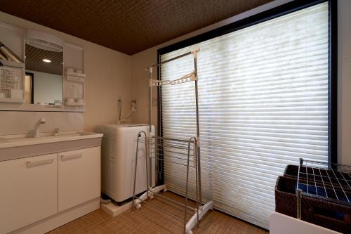 ein Bad mit einer Dusche, einem WC und einem Fenster in der Unterkunft 憩 出町柳２(ikoi DemachiyanagiⅡ) in Kyoto