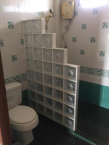 Ένα μπάνιο στο Poon Suk Hotel Kabin Buri