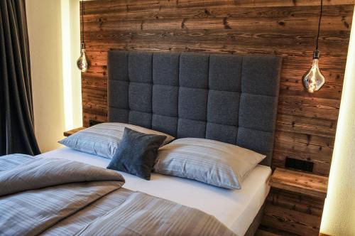 Ένα ή περισσότερα κρεβάτια σε δωμάτιο στο Zeitfrei Chalet Apartments