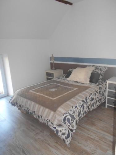 une chambre avec un grand lit avec un plancher en bois dans l'établissement JOLIE MAISON AVEC JARDIN PRIVE DANS LE CENTRE VILLE DE BRIARE, à Briare