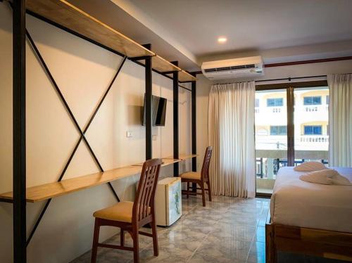 Postel nebo postele na pokoji v ubytování Coconut Grove Hotel Samui