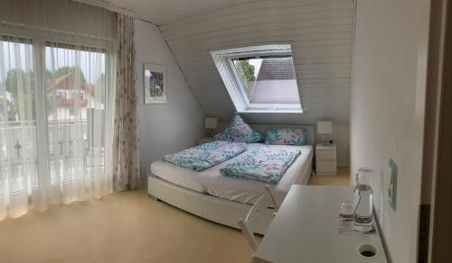 a small bedroom with a bed and a window at Schöne Zimmer im Zentrum Leben in Offenburg