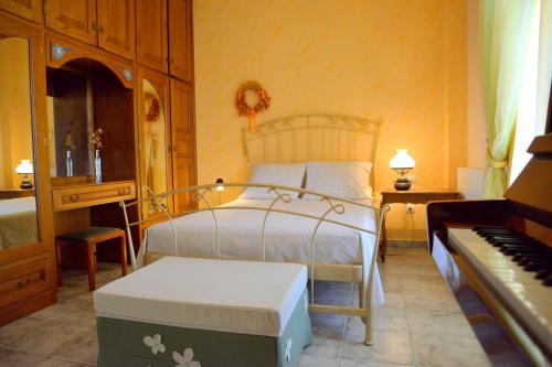 um quarto com uma cama e um piano em Villa de viento em Tripití