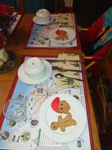 a table with a teddy bear on a plate at JOYEUX REVEIL in Courseulles-sur-Mer