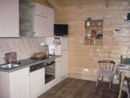 eine Küche mit Spüle und Arbeitsplatte in der Unterkunft Biehlerhof in Freudenberg