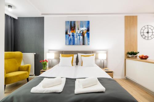Een bed of bedden in een kamer bij Komfortowy Duo Apartments B Rajska Old Town