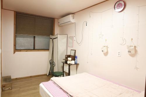 Ένα ή περισσότερα κρεβάτια σε δωμάτιο στο Baozen Guesthouse