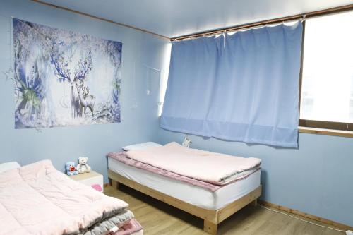 Katil atau katil-katil dalam bilik di Baozen Guesthouse