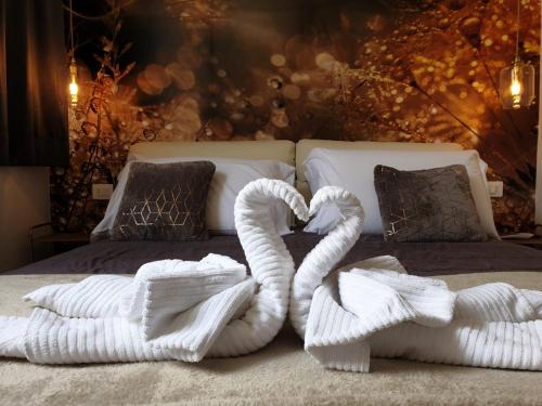 a bed with two swans made out of towels at Le Corti del Re in Naples