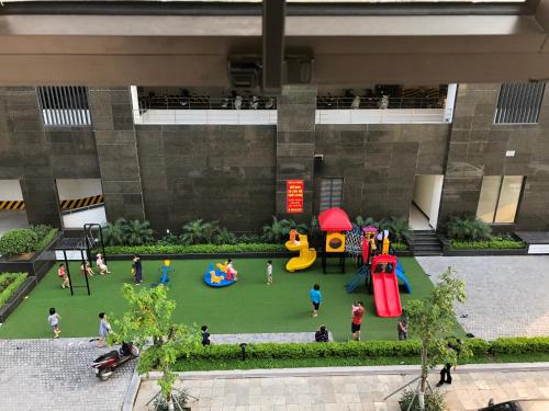 eine Gruppe von Menschen, die auf einem Spielplatz in einem Gebäude spielen in der Unterkunft Thanh Hoài Hotel in Hạ Long