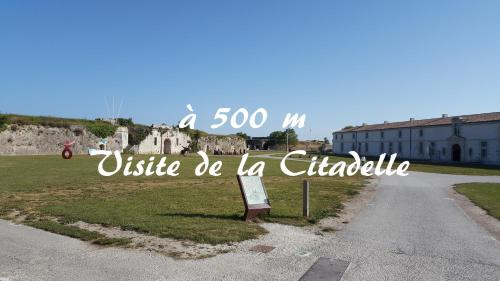 a sign that says a outside be in chilli at Adopt'île in Le Château-dʼOléron