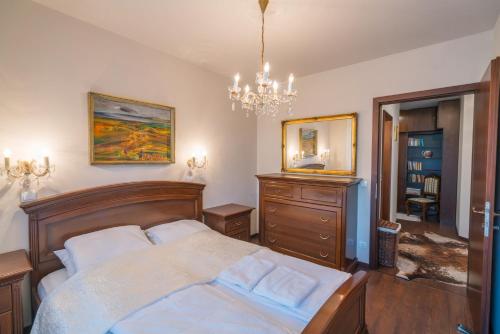 Postel nebo postele na pokoji v ubytování Royal Luxus Wellness Apartman
