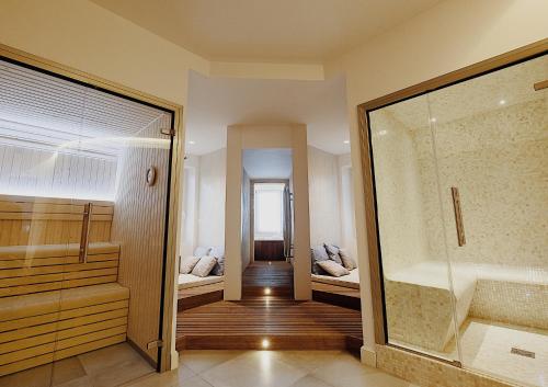 ベジエにあるLa Villa Guy & Spa - Teritoriaのベッド2台、シャワー、バスルームが備わる客室です。